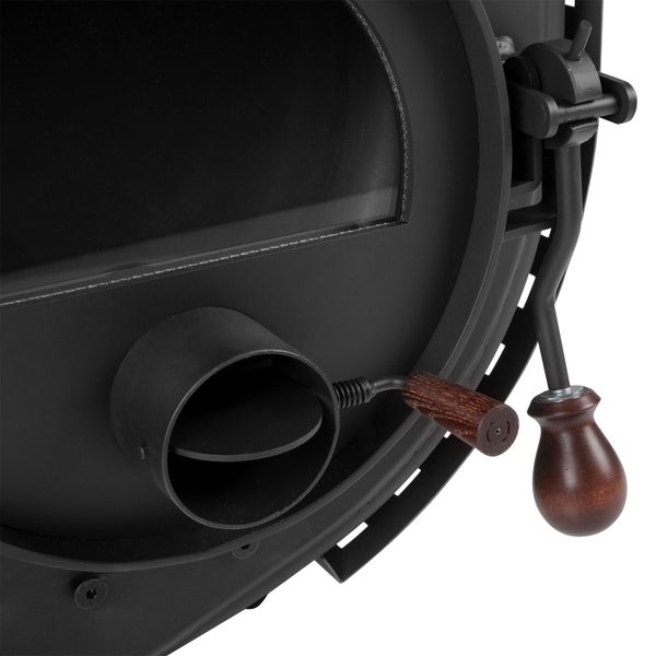 Detailansicht eines Ofens mit Ofenrohranschluss und Griff