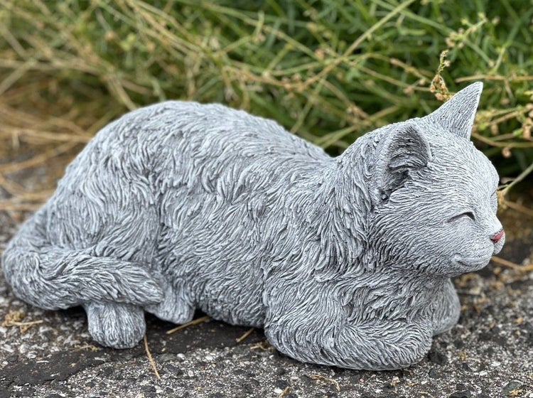 Dekorative Gartenfigur Katze aus Kunststein in liegender Position für den Außenbereich.