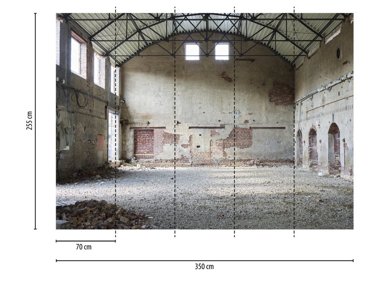 Fototapete mit Motiv einer alten Industriehalle, Ziegelwänden und Metalldachkonstruktion, 350 mal 255 Zentimeter.