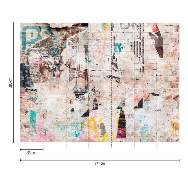 Vliestapete im Urban-Stil mit Backsteinoptik und Plakatresten, Breite 371 Zentimeter, Höhe 280 Zentimeter, Bahnenbreite 53 Zentimeter.