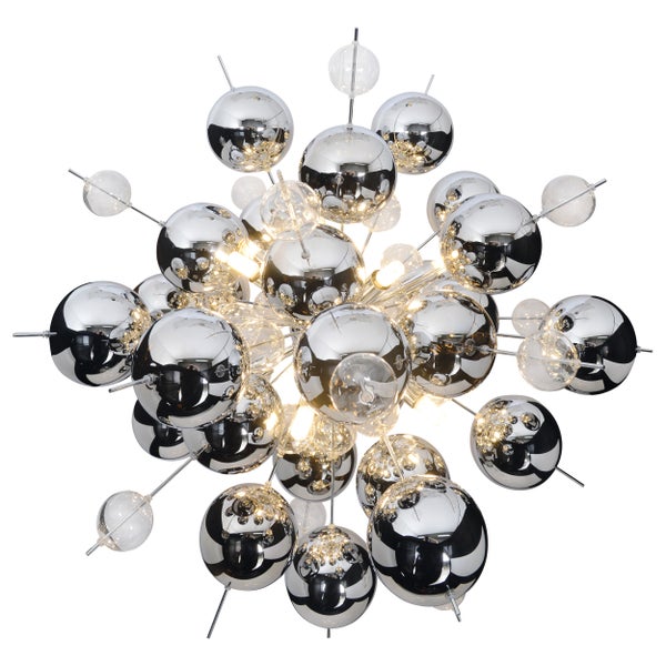 Moderne Deckenleuchte mit verchromten und transparenten Kugeln.