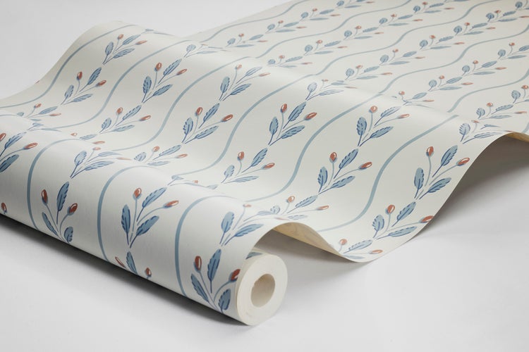 Fototapete mit Rennwagen-Motiv im Kinderzimmer, ergänzt durch Spielzeug und einen Stuhl