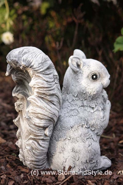 Gartenfigur Eichhörnchen aus Steinguss für die Gartendekoration