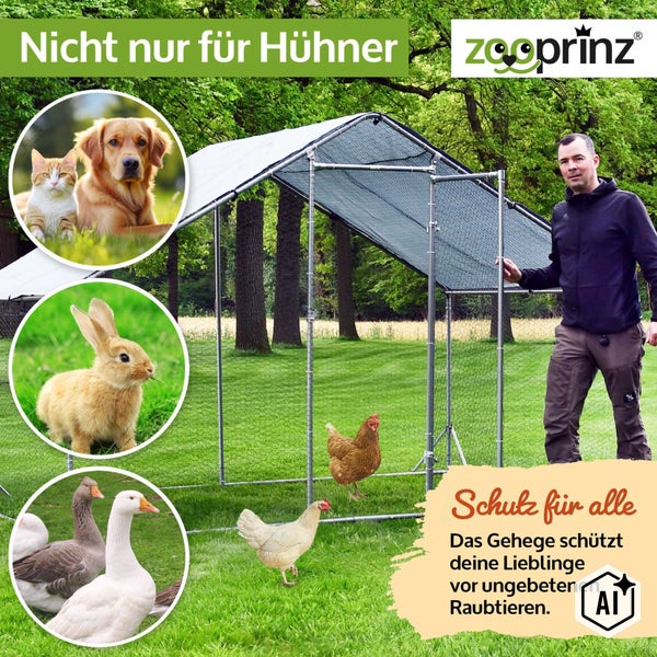 Ein Mann steht neben einem großen Tiergehege für Hühner im Garten. Das Gehege bietet Schutz für verschiedene Haustiere. Zooprinz Logo.