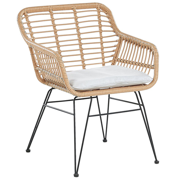 Korbsessel mit Metallgestell und Sitzkissen