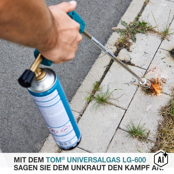 Person verwendet Unkrautbrenner mit TOM Universalgas LG 600 zur Unkrautvernichtung auf Gehwegen.