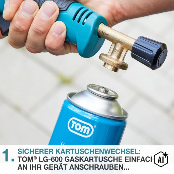Hand hält einen Gasbrenner über eine Tom Gaskartusche zum Anschrauben.