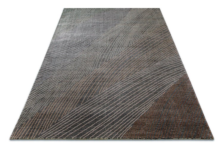 Teppich mit abstraktem Muster aus feinen diagonalen Linien.