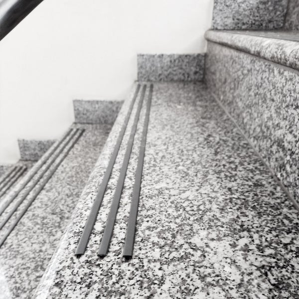 Treppe mit Antirutschprofilen