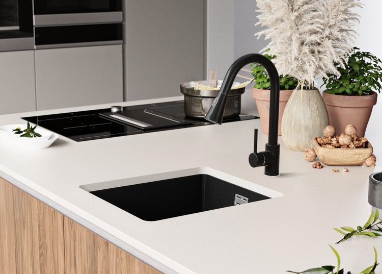 Küchenszene mit Spüle, Armatur und Kochfeld