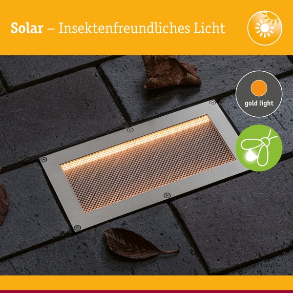 Rechteckige Solar Bodenleuchte aus Metall mit insektenfreundlichem goldenem Licht, eingebaut in einen Pflastersteinboden für den Außenbereich.
