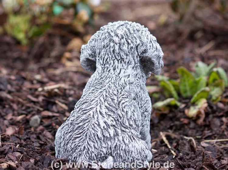 Steinfigur in Form eines sitzenden Hundes für die Gartendekoration