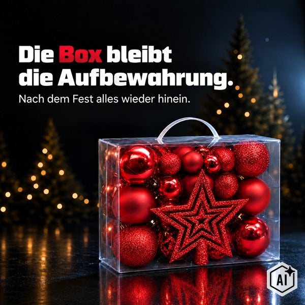 Transparente Aufbewahrungsbox gefüllt mit verschiedenen weihnachtlichen Dekokugeln und einem Stern vor weihnachtlicher Kulisse.