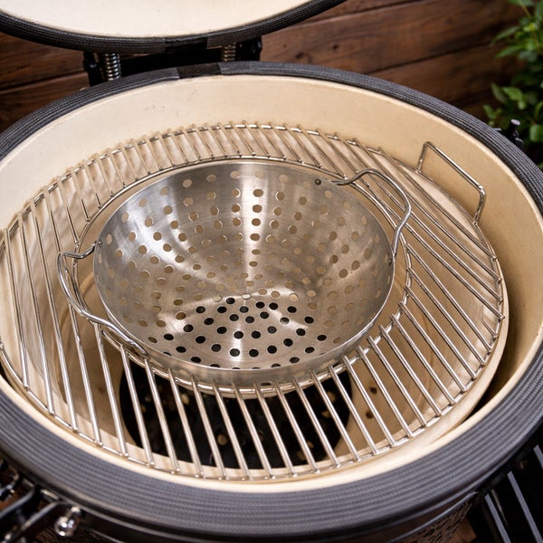 Innenansicht eines Keramikgrills mit Kohlekorb und Grillrost
