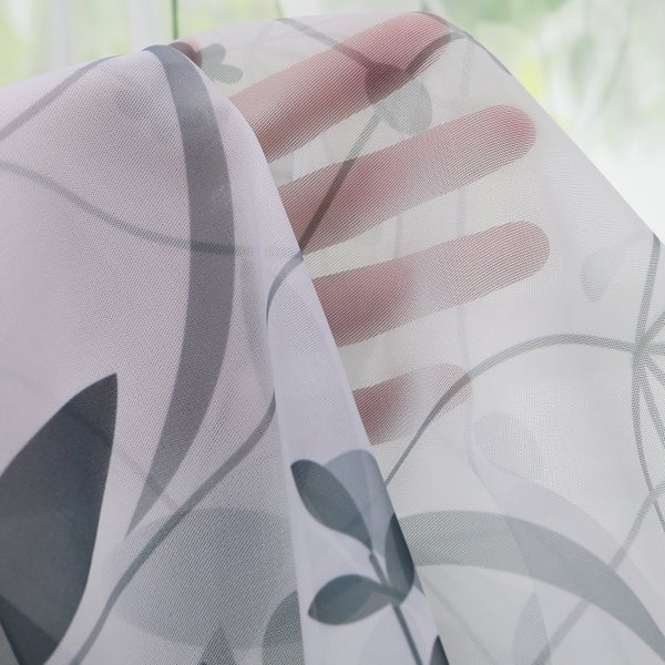 Gardine mit floralem Muster und transparenter Textur