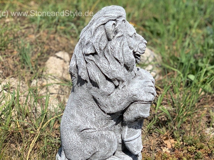 Steinfigur Löwe aus wetterfestem Steinguss als dekorative Gartenfigur für den Außenbereich