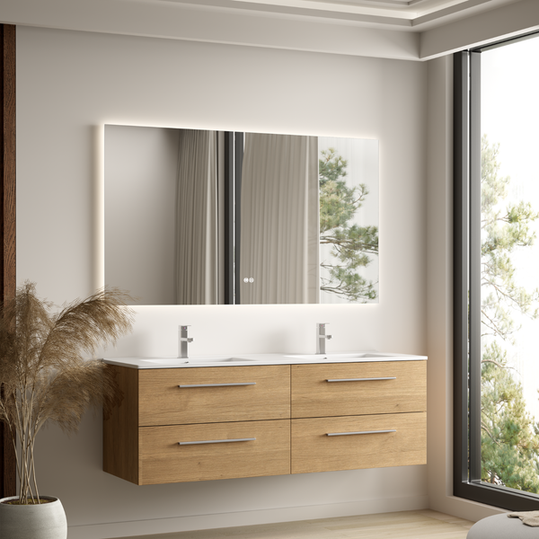 Modernes Badezimmer mit wandhängendem Doppelwaschtisch in Holzoptik und großem beleuchtetem Wandspiegel vor einer hellen Wand.