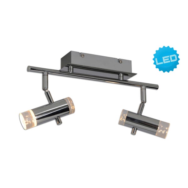 Heller Wohnraum mit Fliesenboden, Sofa und Dekor