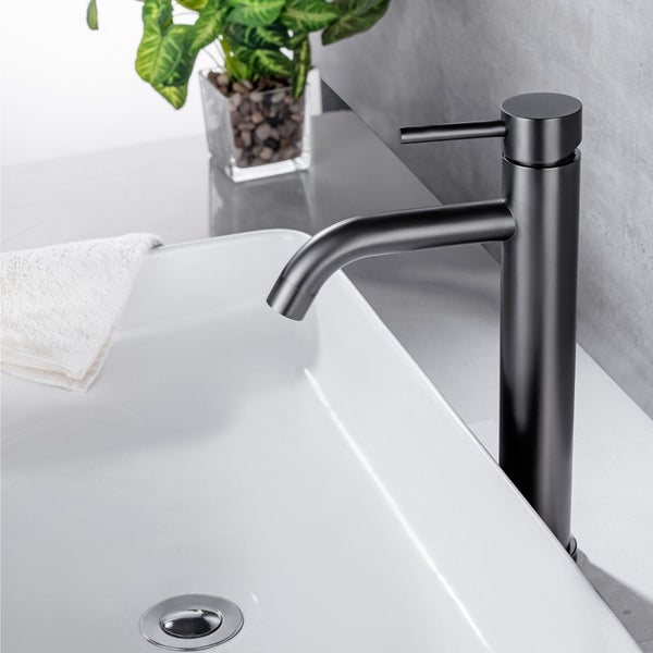 Moderne hohe Waschtischarmatur in minimalistischem Design mit Einhebelmischer für das Waschbecken.