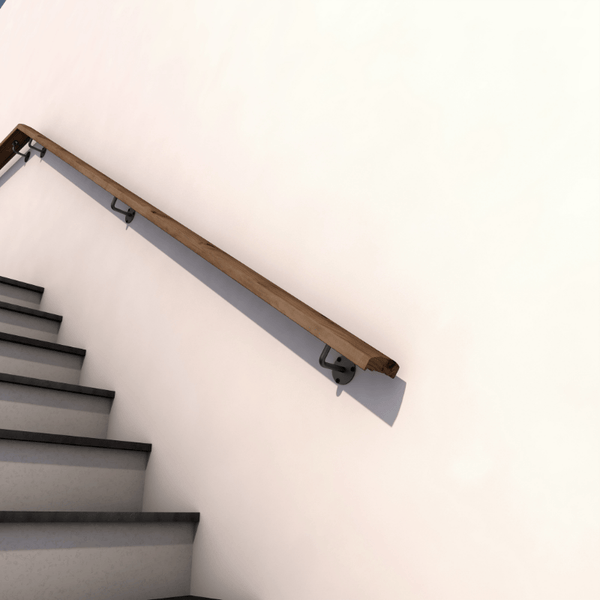 Hell beleuchteter Treppenaufgang mit modernem Handlauf aus Holz und schwarzen Metallhaltern an der Wand montiert.