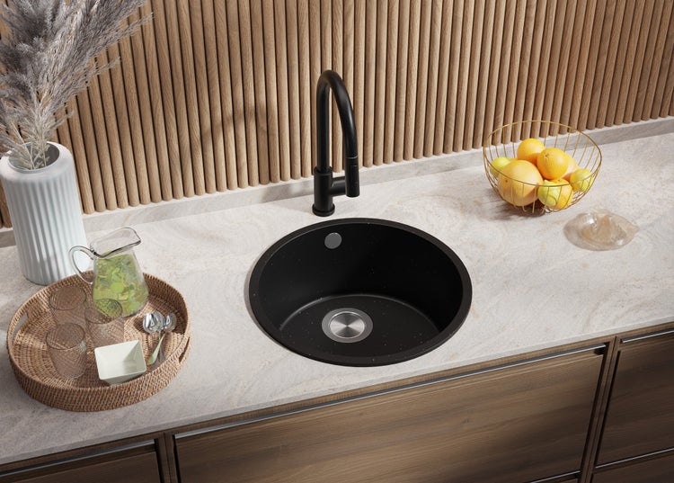 Küchenszene mit schwarzem Spülbecken und Armatur auf einer Küchentheke