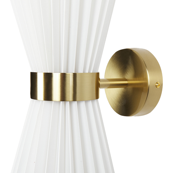 Wandleuchte mit Lampenschirm und goldfarbener Halterung