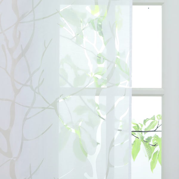 Fensterdekoration mit Baumdesign vor Fenster