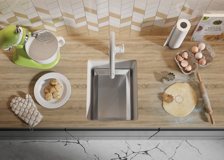 Küchenszene mit Spüle, Armatur, Rührgerät, Teig und Backzutaten für die Zubereitung von Plätzchen.