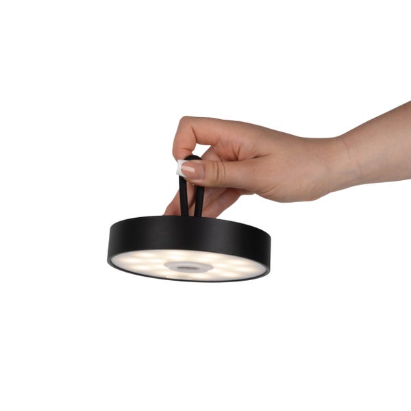 Hand hält eine tragbare LED-Leuchte