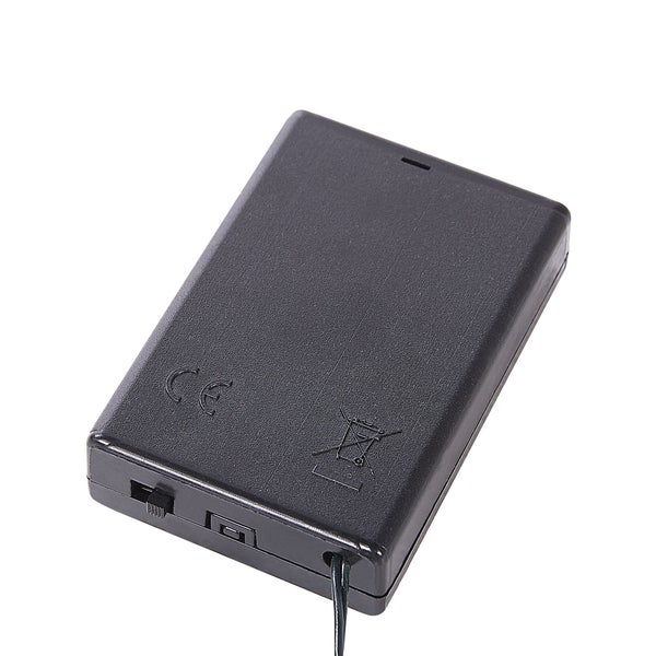 Schwarzes Batteriefach aus Kunststoff für Lichterketten mit Ein- und Ausschalter und Kabelanschluss.