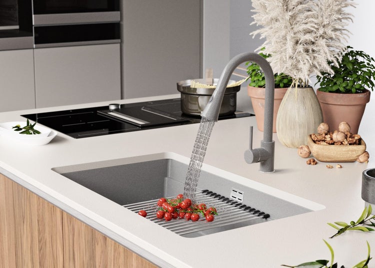 Moderne Küche mit Spüle, Armatur und Gemüsesieb