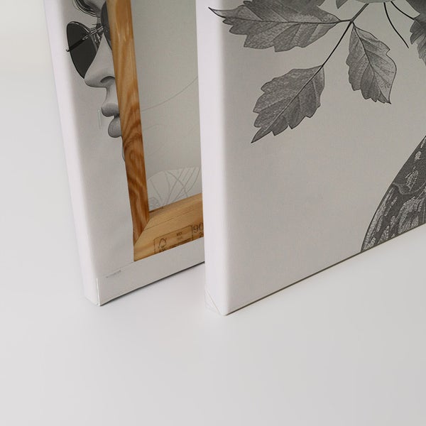 Detailansicht zweier Leinwandbilder mit abstrakten Motiven und Holzrahmen