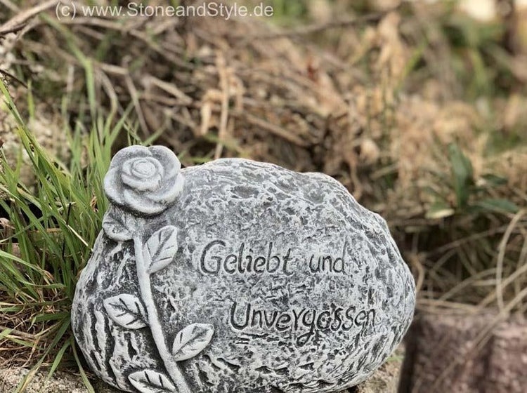 Grabstein aus Stein mit Rosenrelief und Inschrift Geliebt und Unvergessen für die Grabgestaltung