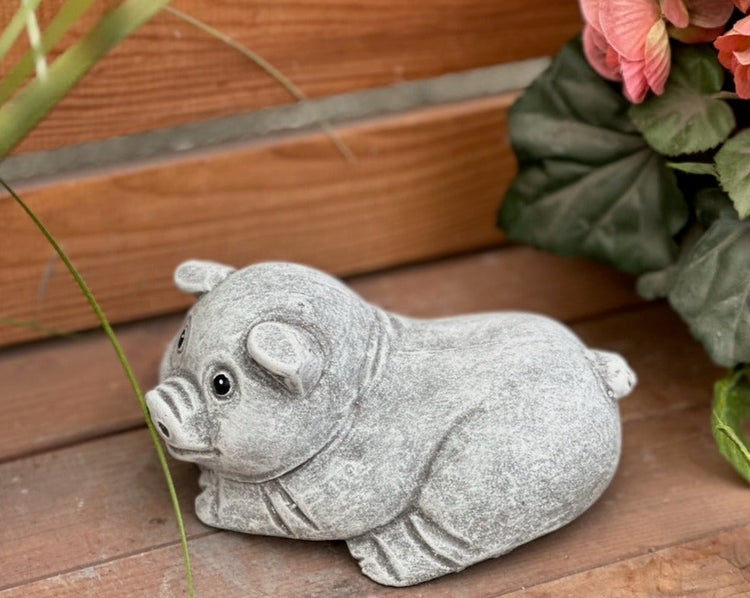 Gartenfigur liegendes Schwein aus Steinguss für den Außenbereich.