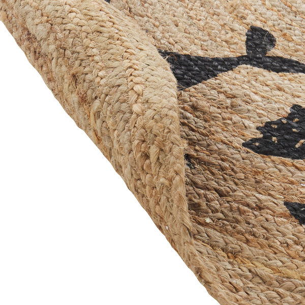 Detailansicht eines geflochtenen Jute-Teppichs mit schwarzem Muster.