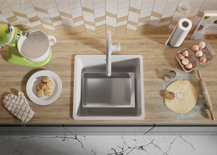 Küchenszene mit Spüle, Armatur, Rührgerät, Kochbuch und Zutaten zum Backen