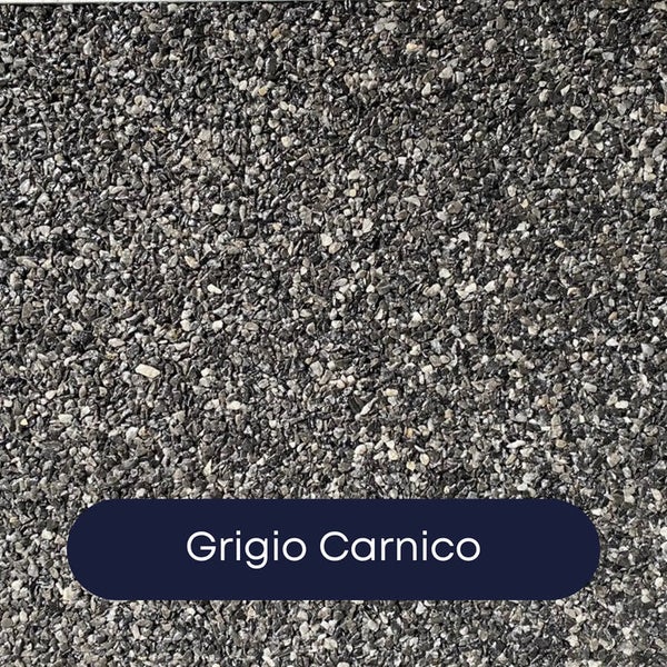Steinteppich Grigio Carnico aus kleinen grauen und weißen Natursteinen in der Nahaufnahme.