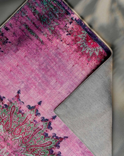 Pinker Orientteppich im Vintage-Stil mit rutschfester Rückseite.