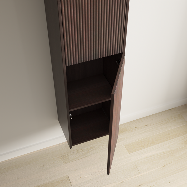 Hoher Badezimmerschrank mit geriffelter Front und offener Tür, zur Wandmontage, aus Holzwerkstoff gefertigt.