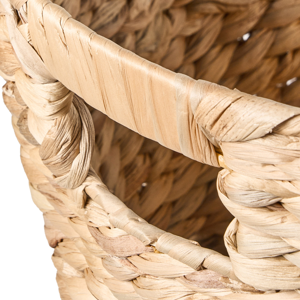 Detailansicht eines geflochtenen Korbes aus Naturmaterialien.