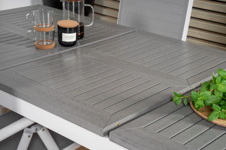 Detailaufnahme eines Gartentisches mit Getränken und Dekoration.