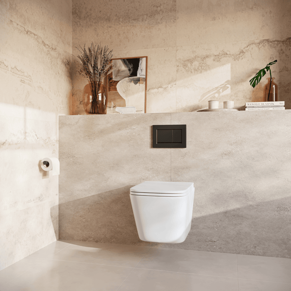 Modernes wandhängendes WC mit Betätigungsplatte an einer natursteinfarbenen Wand in einem stilvoll eingerichteten Badezimmer.