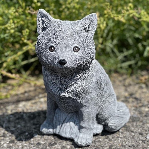 Dekorative Gartenfigur in Form eines sitzenden Fuchses aus wetterfestem Kunststein für den Außenbereich