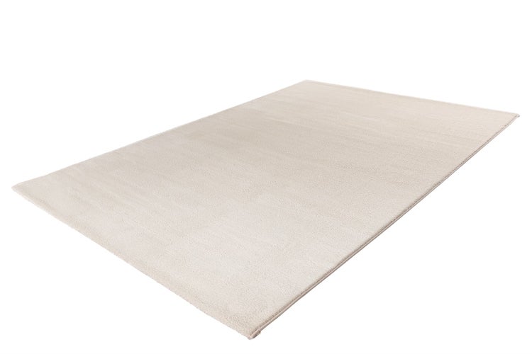 Hellbeiger, rechteckiger Kurzflorteppich mit weicher Oberfläche.