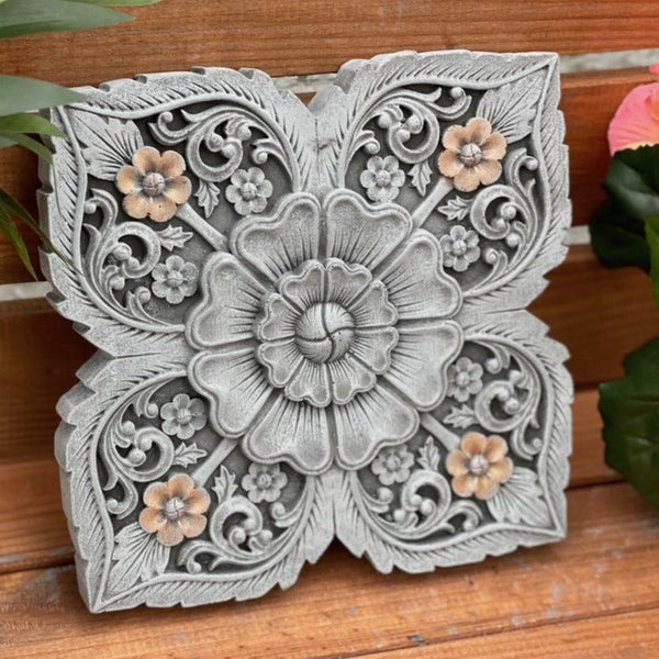 Quadratische Wandplatte aus Beton mit floralem Relief und Blumendekor für den Innen und Außenbereich