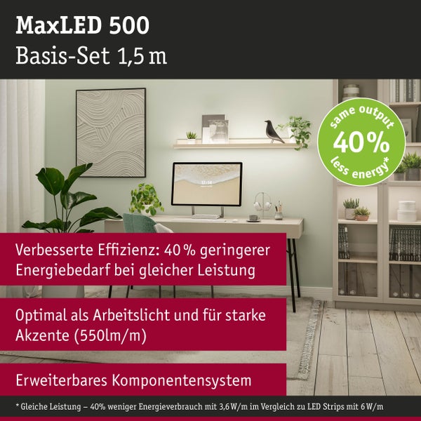 Modernes, helles Wohnzimmer mit offenem Essbereich, hellem Echtholzboden, Holz-Couchtisch, grauem Sofa, Wandregalen aus Holz und indirekter LED-Beleuchtung.