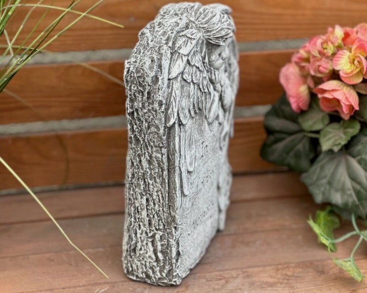 Grabschmuck Gedenkstein mit Engel-Relief in Steinoptik, Seitenansicht.