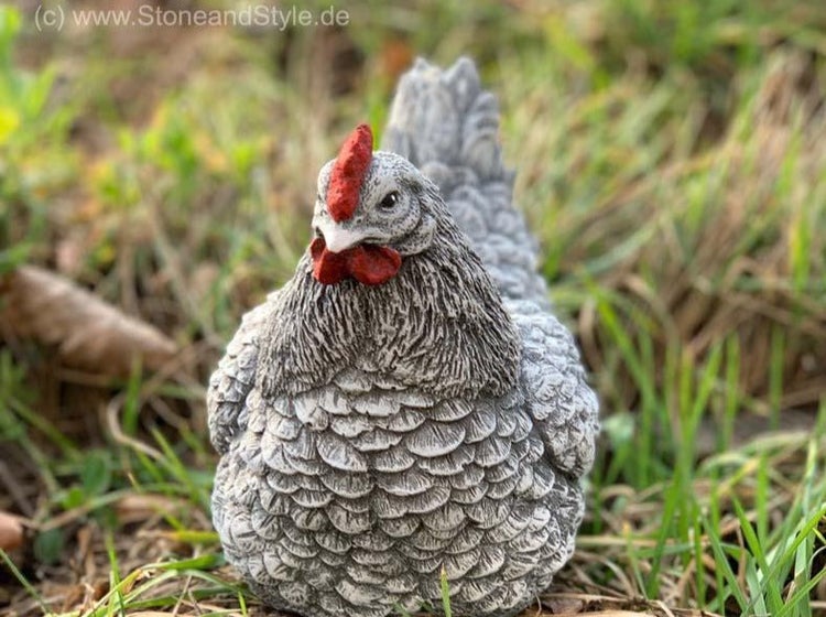 Gartenfigur sitzendes Huhn aus Steinguss mit detaillierter Federstruktur und Kamm.