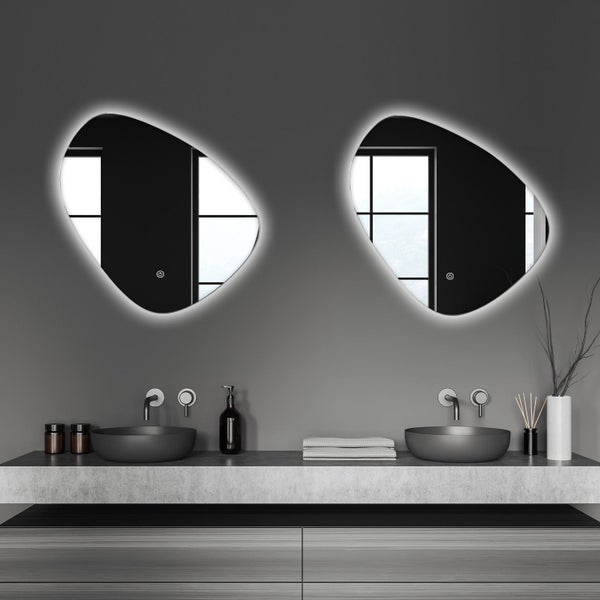 Modernes Badezimmer mit Doppelwaschtisch, zwei organisch geformten LED Wandspiegeln und zwei runden Aufsatzwaschbecken auf einer Steinplatte.