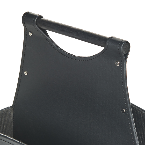 Detailansicht eines schwarzen Zeitungsständers aus Kunstleder mit Tragegriff aus Holz